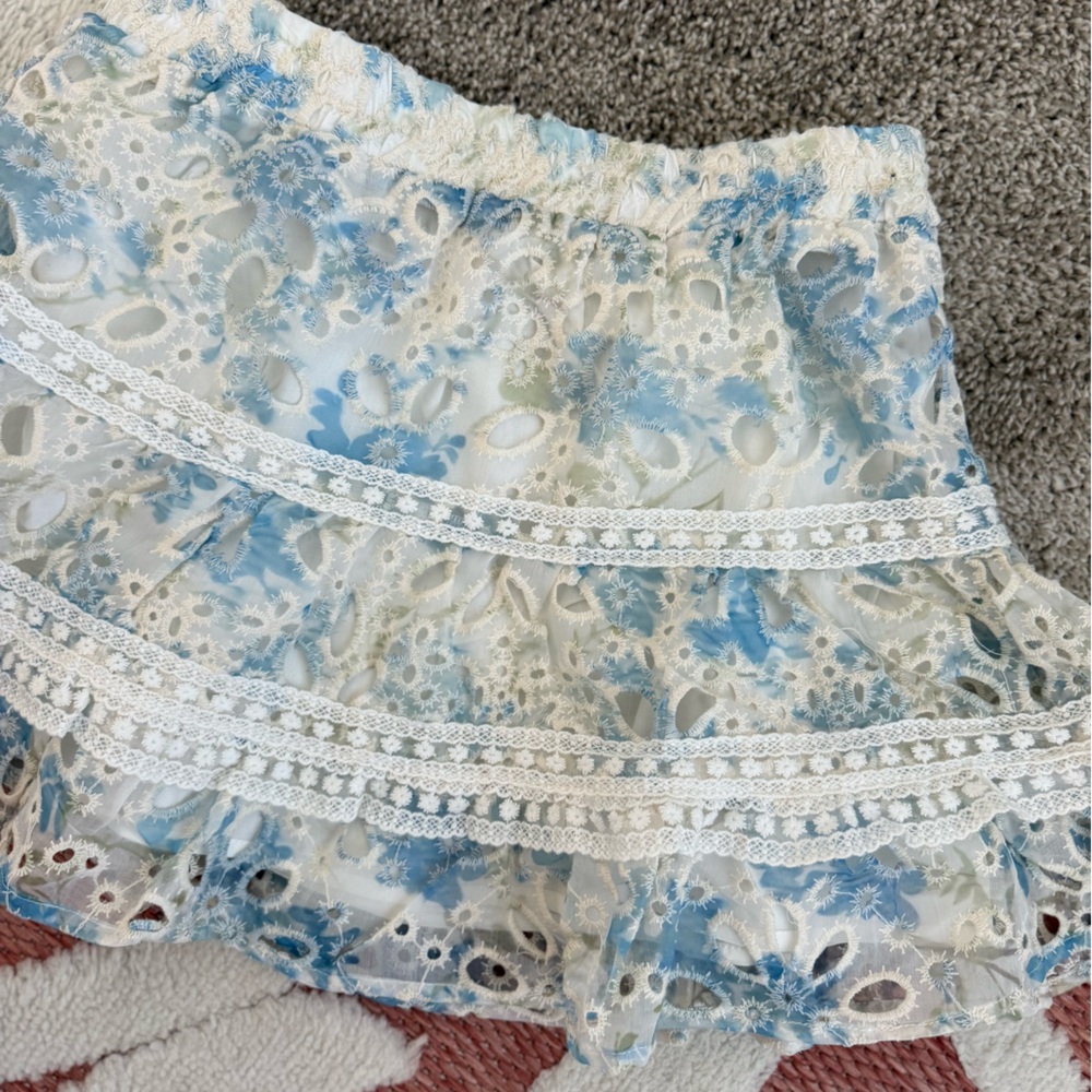 Chic Blue Floral Lace Mini Skirt